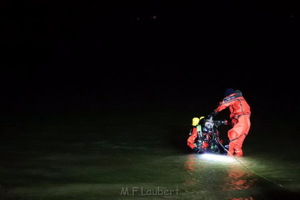 PKW im Rhein Koeln Merkenich neben dem Hitdofer Faehranleger P14.jpg